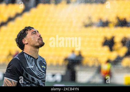 Wellington, Neuseeland, 15. Juni 2024. Billy proctor of the Hurricanes wärmt sich vor dem Super Rugby Halbfinale zwischen den Hurricanes und Chiefs im Sky Stadium am 15. Juni 2024 in Wellington, Neuseeland. Quelle: James Foy/Speed Media/Alamy Live News Stockfoto