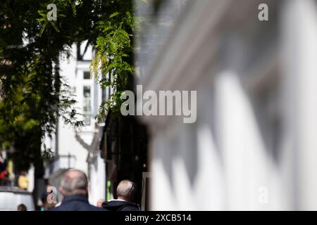 Anonyme Käufer in Totnes High Street ohne geistiges Eigentum Stockfoto