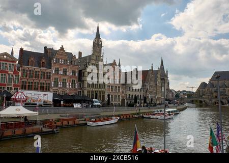 Gent, Belgien; Juni 2024;der Uferdamm des Flusses Graslei Lys ist einer der malerischsten Orte in der Altstadt von Gent, Belgien. Stockfoto