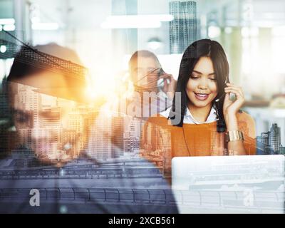 Callcenter, Frau und Gesprächspartner für Kundensupport mit Overlay, kontaktieren Sie uns und Telemarketing mit Mikrofon. Doppelte Exposition, Berater und Stockfoto