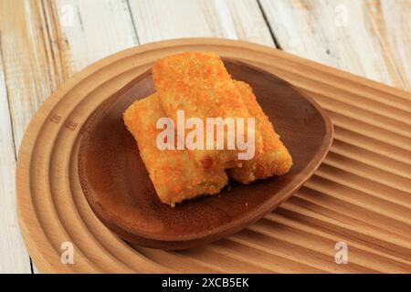 American Risoles oder Risol Mayo, ein beliebter indonesischer Snack mit geräuchertem Rindfleisch, gekochten Eiern und Mayonnaise. Stockfoto