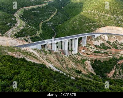 Eine Brücke über die Umgehungsstraße Vlora in Südalbanien Stockfoto