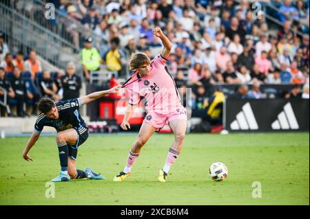 Chester, Pennsylvania, USA. Juni 2024. Der Philadelphia Union-Spieler LEON FLACH (31) kämpft um den Ball, indem er sich das Trikot des Inter Miami CF-Spielers BENJAMIN CREMASCHI (30) im Subaru Park schnappt. (Kreditbild: © Ricky Fitchett/ZUMA Press Wire) NUR REDAKTIONELLE VERWENDUNG! Nicht für kommerzielle ZWECKE! Stockfoto