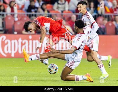 Toronto, Kanada. Juni 2024. Allan Arigoni (L) von Chicago Fire FC schießt 2024 während des Spiels der Major League Soccer (MLS) zwischen Toronto FC und Chicago Fire FC auf dem BMO Field in Toronto, Kanada, 15. Juni 2024. Quelle: Zou Zheng/Xinhua/Alamy Live News Stockfoto