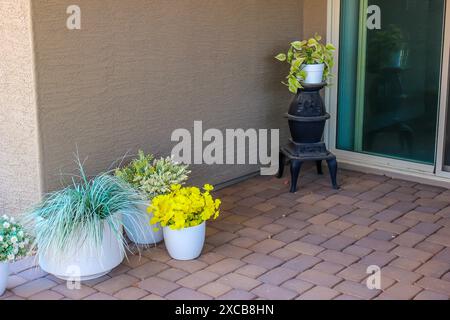 Pflanzen Und Kleiner Topfbauchofen Auf Der Terrasse Der Backsteinpflaster Stockfoto