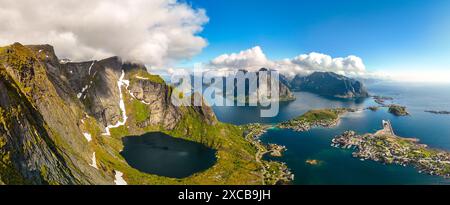 Panoramablick von einem norwegischen Berggipfel, mit einem gewundenen Fjord, einem malerischen Dorf und atemberaubenden Bergen und Meerblick. Reinebringen Wanderung Lofoten Norwegen Stockfoto