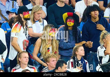 Heidi Klum (GNTM) mit Ehemann Tom Kaulitz und vier Kindern Lou (neben ihr), Johan, Henry und Leni mit Freund Aris Rachevsky im Gruppenspiel DEUTSCHLAND - SCHOTTLAND 5-1 der UEFA-Europameisterschaften 2024 am 14. Juni 2024 in München. Fotograf: Peter Schatz Stockfoto