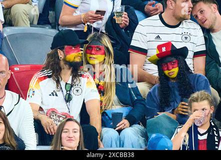 Heidi Klum (GNTM) mit Ehemann Tom Kaulitz und vier Kindern Lou (neben ihr), Johan, Henry und Leni mit Freund Aris Rachevsky im Gruppenspiel DEUTSCHLAND - SCHOTTLAND 5-1 der UEFA-Europameisterschaften 2024 am 14. Juni 2024 in München. Fotograf: Peter Schatz Stockfoto