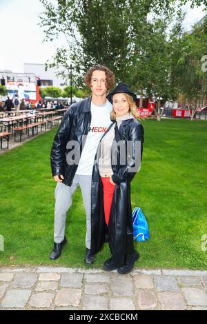 Tina Ruland und Sohn Jahvis Rahmoune bei der Ankunft zum EM-Public-Viewing EM-Eröffnungsspiel Deutschland vs. Schottland im Berliner Telegraphenamt. B Stockfoto