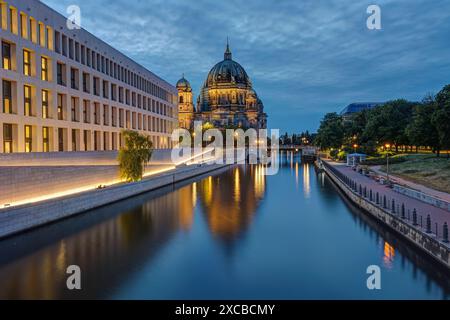 Die moderne Rückseite des Stadtschlosses, des Doms und der Spree in Berlin bei Dämmerung Stockfoto