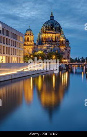 Die moderne Rückseite des Stadtpalastes, des Doms und der Spree in Berlin in der Abenddämmerung Stockfoto