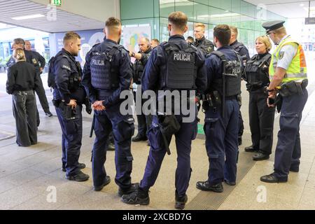Hamburg, Deutschland. Juni 2024. Fußball: Europameisterschaft, Polen - Niederlande, Vorrunde, Gruppe D, 1. Spieltag: Polnische Polizisten warten mit ihren deutschen Kollegen auf die Ankunft eines speziellen Fußballzuges mit polnischen Fans am Bahnhof Altona. Quelle: Bodo Marks/dpa/Alamy Live News Stockfoto