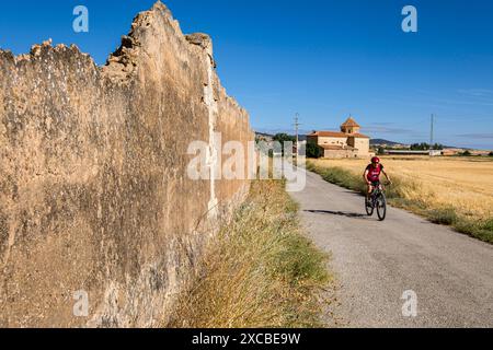 Ciclistas en el camino de Fuentes Claras, camino del Cid, El Poyo del Cid municipio de Calamocha, Provincia de Teruel, Aragón, Spanien, Europa Stockfoto