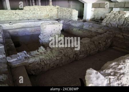 Überreste eines römischen Bades unter einem neuen Gebäude in der Stadt Durres-Albanien Stockfoto