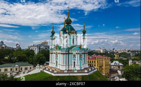 Drohnenansicht von oben auf die St. Andrew Kirche und Andreevska Straße, Stadtbild des Podol Bezirks, Stadt Kiew (Kiew), Ukraine Stockfoto