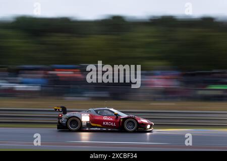 66 PETROBELLI Giacomo (ita), TEN VOORDE Larry (nld), YOLUC Salih (tur), JMW Motorsport, Ferrari 296 LMGT3 #66, LM GT3, Action während der 24 Stunden von Le Mans 2024, 4. Runde der FIA-Langstrecken-Weltmeisterschaft 2024, auf dem Circuit des 24 Heures du Mans, vom 15. Bis 16. Juni, 2024 in Le Mans, Frankreich - Foto Joao Filipe / DPPI Stockfoto