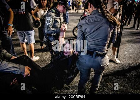 Die israelischen Grenzpolizisten cary, ein Demonstrant während der Demonstration. Am Samstagabend versammelten sich Demonstranten an Dutzenden von Orten in ganz Israel und riefen dazu auf, den Krieg in Gaza zu beenden, um eine Geiselnahme und Neuwahlen zu vereinbaren, nur wenige Stunden nach der Nachricht, dass acht israelische Soldaten bei einer Explosion am Samstagmorgen in Rafah getötet wurden. (Foto: Eyal Warshavsky / SOPA Images/SIPA USA) Stockfoto