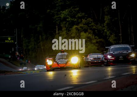 Le Mans, Frankreich. Juni 2024. 45 KURTZ George (usa), BRAUN Colin (usa), CATSBURG Nicky (nld), CrowdStrike Racing von APR, Oreca 07 - Gibson #45, LMP2 pro/AM, Action während der 24 Stunden von Le Mans 2024, 4. Runde der FIA World Endurance Championship 2024, auf dem Circuit des 24 Heures du Mans. Credit: Independent Photo Agency/Alamy Live News Credit: Independent Photo Agency/Alamy Live News Stockfoto