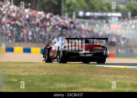 66 PETROBELLI Giacomo (ita), TEN VOORDE Larry (nld), YOLUC Salih (tur), JMW Motorsport, Ferrari 296 LMGT3 #66, LM GT3, Action während der 24 Stunden von Le Mans 2024, 4. Runde der FIA-Langstrecken-Weltmeisterschaft 2024, auf dem Circuit des 24 Heures du Mans, vom 15. Bis 16. Juni, 2024 in Le Mans, Frankreich - Foto Joao Filipe/DPPI Credit: DPPI Media/Alamy Live News Stockfoto