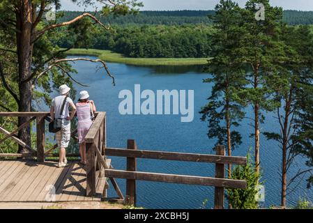 Ein Paar, das sich die wunderschöne Wildlandschaft am Aussichtspunkt nahe dem Blue Lake anschaut Stockfoto