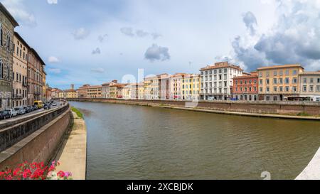 Pisa, Italien; 18. Juni 2024 - Blick auf den Fluss Arno in Pisa, Italien Stockfoto