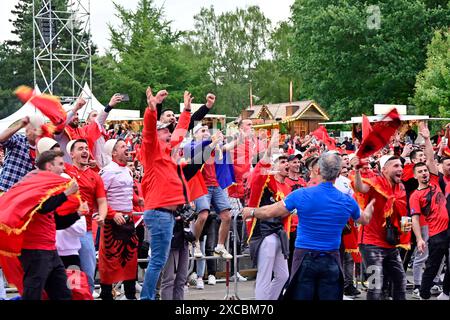 15.06.2024, Deutschland, Nordrhein-Westfalen, Ruhrgebiet, Dortmund. Fussball Europameisterschaft 2024. Euro 2024 Festival Dortmund. Fanmeile im Westfalenpark Dortmund. Die Host City Dortmund bietet Wehrend der UEFA EURO 2024 ein kostenloses Public Viewing im Westfalenpark für bis zu 25,000 Menschen an. In Dortmunds groesstem Park werden vom 14. Juni bis zum 14. Juli alle sechs Laenderspiele in der Host City Dortmund und alle Partien der deutschen Nationalmannschaft sowie das Finale auf einer 114 Quadratmeter große Leinwand live uebertragen. Albanische Fans bejubeln das 1:0 Ihrer Mannschaft Stockfoto