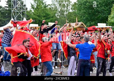 15.06.2024, Deutschland, Nordrhein-Westfalen, Ruhrgebiet, Dortmund. Fussball Europameisterschaft 2024. Euro 2024 Festival Dortmund. Fanmeile im Westfalenpark Dortmund. Die Host City Dortmund bietet Wehrend der UEFA EURO 2024 ein kostenloses Public Viewing im Westfalenpark für bis zu 25,000 Menschen an. In Dortmunds groesstem Park werden vom 14. Juni bis zum 14. Juli alle sechs Laenderspiele in der Host City Dortmund und alle Partien der deutschen Nationalmannschaft sowie das Finale auf einer 114 Quadratmeter große Leinwand live uebertragen. Albanische Fans bejubeln das 1:0 Ihrer Mannschaft Stockfoto