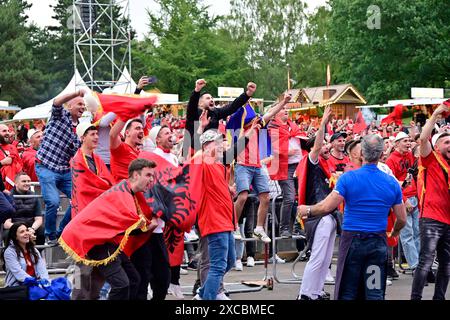 15.06.2024, Deutschland, Nordrhein-Westfalen, Ruhrgebiet, Dortmund. Fussball Europameisterschaft 2024. Euro 2024 Festival Dortmund. Fanmeile im Westfalenpark Dortmund. Die Host City Dortmund bietet Wehrend der UEFA EURO 2024 ein kostenloses Public Viewing im Westfalenpark für bis zu 25,000 Menschen an. In Dortmunds groesstem Park werden vom 14. Juni bis zum 14. Juli alle sechs Laenderspiele in der Host City Dortmund und alle Partien der deutschen Nationalmannschaft sowie das Finale auf einer 114 Quadratmeter große Leinwand live uebertragen. Albanische Fans bejubeln das 1:0 Ihrer Mannschaft Stockfoto