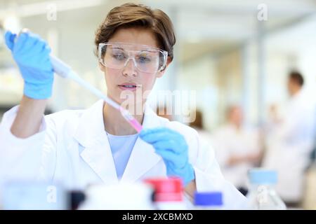Forscher, biologisches Testlabor, Tecnalia Foundation, Technologie- und Forschungszentrum, San Sebastian Technological Park, Donostia, Gipuzkoa, Ba Stockfoto