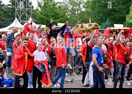 15.06.2024, Deutschland, Nordrhein-Westfalen, Ruhrgebiet, Dortmund. Fussball Europameisterschaft 2024. Euro 2024 Festival Dortmund. Fanmeile im Westfalenpark Dortmund. Die Host City Dortmund bietet Wehrend der UEFA EURO 2024 ein kostenloses Public Viewing im Westfalenpark für bis zu 25,000 Menschen an. In Dortmunds groesstem Park werden vom 14. Juni bis zum 14. Juli alle sechs Laenderspiele in der Host City Dortmund und alle Partien der deutschen Nationalmannschaft sowie das Finale auf einer 114 Quadratmeter große Leinwand live uebertragen. Albanische Fans bejubeln das 1:0 Ihrer Mannschaft Stockfoto