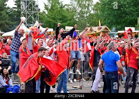 15.06.2024, Deutschland, Nordrhein-Westfalen, Ruhrgebiet, Dortmund. Fussball Europameisterschaft 2024. Euro 2024 Festival Dortmund. Fanmeile im Westfalenpark Dortmund. Die Host City Dortmund bietet Wehrend der UEFA EURO 2024 ein kostenloses Public Viewing im Westfalenpark für bis zu 25,000 Menschen an. In Dortmunds groesstem Park werden vom 14. Juni bis zum 14. Juli alle sechs Laenderspiele in der Host City Dortmund und alle Partien der deutschen Nationalmannschaft sowie das Finale auf einer 114 Quadratmeter große Leinwand live uebertragen. Albanische Fans bejubeln das 1:0 Ihrer Mannschaft Stockfoto