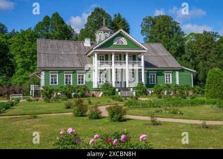 PSKOW REGION, RUSSLAND - 12. JUNI 2024: Das Herrenhaus der Hannibalen Vorfahren von A.S. Puschkin, Petrowskoje, Puschkinskie Gory. Region Pskow. Russland Stockfoto