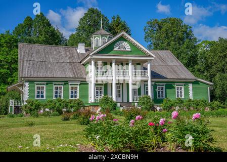 REGION PSKOW, RUSSLAND - 12. JUNI 2024: Das Herrenhaus Hannibal. Petrovskoje Manor, Puschkin Mountains. Region Pskow. Russland Stockfoto