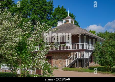 REGION PSKOW, RUSSLAND - 12. JUNI 2024: Das Herrenhaus Hannibal auf dem Anwesen Petrovskoje, Puschkinskie-Gory. Region Pskow. Russland Stockfoto