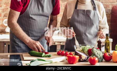 Gerne älteres Paar Kochen gemeinsam auf Küche Stockfoto