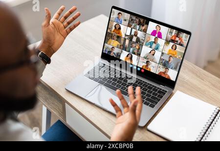 Schwarzer Mann, der an einer Videokonferenz auf Laptop teilnimmt Stockfoto