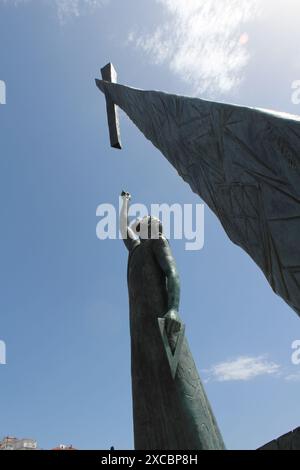 Die moderne Bronzestatue von Pythagoras im Hafen von Pythagorio – die Skulptur wurde 1988 von Nikos Icarus von der Nachbarinsel Ikaria gefertigt. Stockfoto