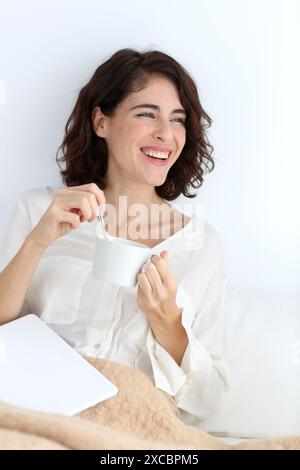 Porträt der Frau halten Tasse Kaffee Stockfoto