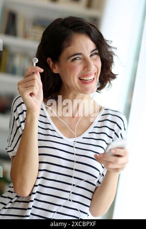 Frau Musik hören mit smartphone Stockfoto