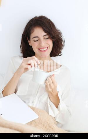 Porträt der Frau halten Tasse Kaffee Stockfoto