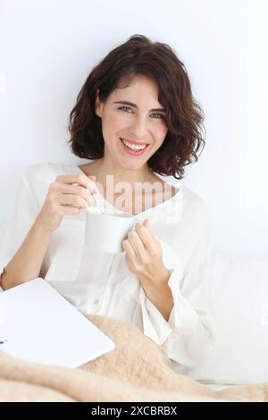 Porträt der Frau halten Tasse Kaffee Stockfoto