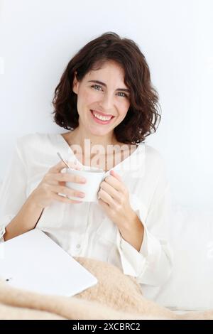 Porträt der Frau halten Tasse Kaffee Stockfoto