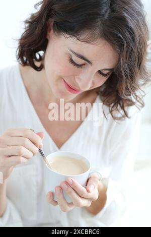 Porträt der Frau halten Tasse Kaffee Stockfoto