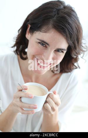 Porträt der Frau halten Tasse Kaffee Stockfoto