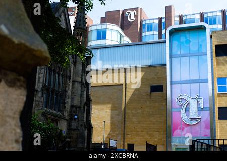 Leeds England: 2. Juni 2024: Leeds Trinity Shopping Mall mit Beschilderung neben der alten Kirche Stockfoto