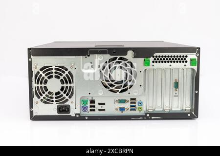 Anschlüsse an der Rückseite eines Computergehäuses Stockfoto