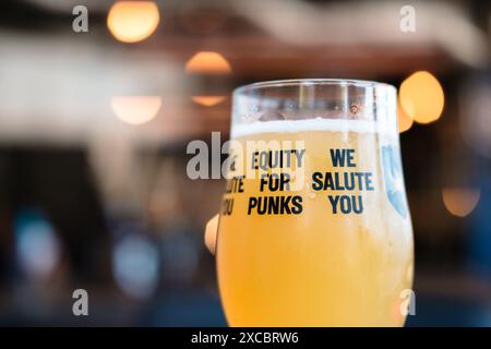 Leeds England: 2. Juni 2024: Ein eiskaltes Craft Beer in einem speziellen Equity-Glas für Punks-Aktionäre in der Leeds BrewDog Bar Stockfoto