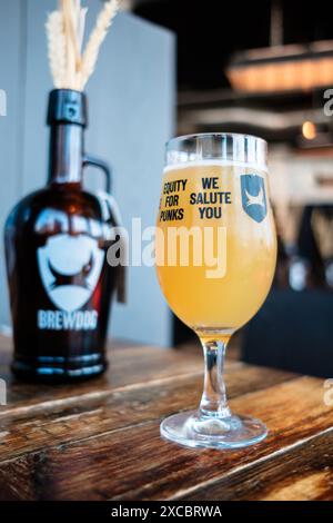 Leeds England: 2. Juni 2024: Ein eiskaltes Craft Beer in einem speziellen Equity-Glas für Punks-Aktionäre in der Leeds BrewDog Bar Stockfoto