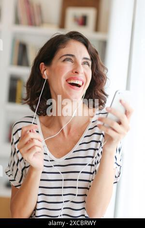 Frau Musik hören mit Smartphone Stockfoto