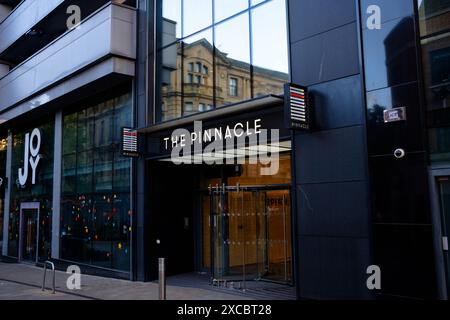 Leeds England: 2. Juni 2024: Eingang zum Turm des Leeds Pinnacle (West Riding House) Stockfoto